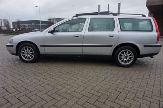 Volvo V70 - 2.4 Comfort Line , 7 PERSOONS, AIRCO, CRUISE, APK 18-05-2020 , YOUNGTIMER, TREKHAAK , RI - 1