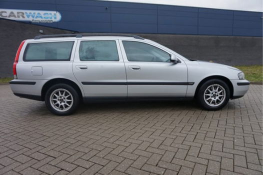 Volvo V70 - 2.4 Comfort Line , 7 PERSOONS, AIRCO, CRUISE, APK 18-05-2020 , YOUNGTIMER, TREKHAAK , RI - 1