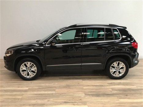 Volkswagen Tiguan - 2.0 TDI Sport&Style GROOT NAVI / STOELVERW / WEGKLAPBARE TREKHAAK / CLIMA / PARK - 1