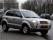 Hyundai Tucson - 2.0i Dynamic Executive - DEALER OND - AIRCO - PDC - AFN TREKHAAK - CRUISE CONTR - 1 - Thumbnail