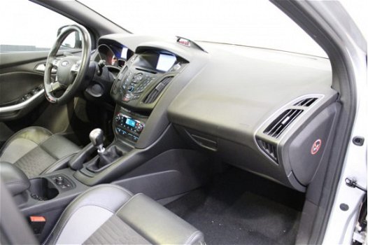 Ford Focus - 2.0 250pk EcoBoost ST-2 |getint glas|dealer-onderhouden|cruisecontrol|navigatie|parkeer - 1