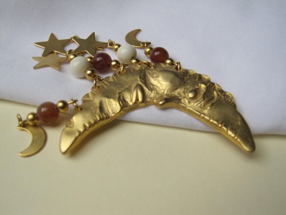 Broche Norma Jean goudkleurige maan met ster maan bedels 10.0x6.1 cm - Afbeelding 3