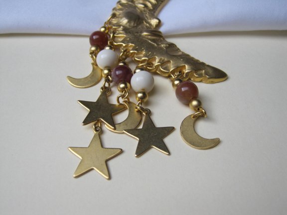 Broche Norma Jean goudkleurige maan met ster maan bedels 10.0x6.1 cm - Afbeelding 7