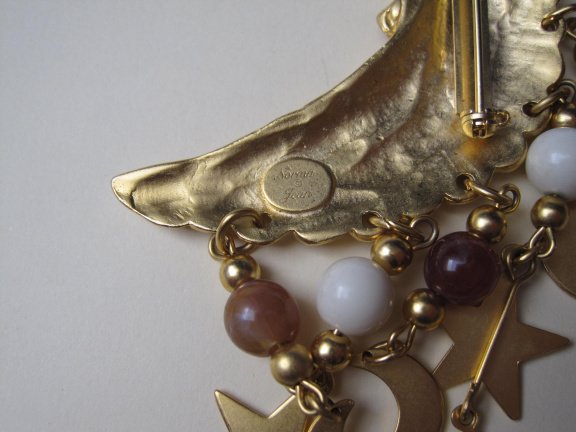 Broche Norma Jean goudkleurige maan met ster maan bedels 10.0x6.1 cm - Afbeelding 8
