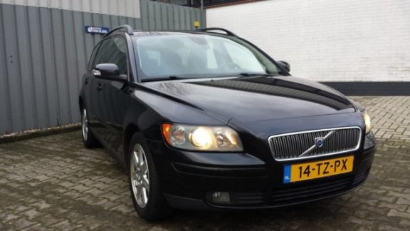 Volvo V50 - D5 MOMENTUM - 1