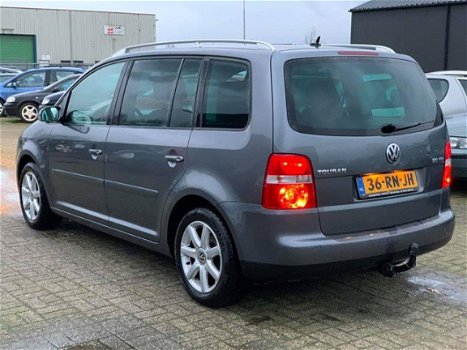 Volkswagen Touran - 2.0-16V FSI Highline OPRUIMINGSWEKEN BIJ PETER MULDER JR - 1