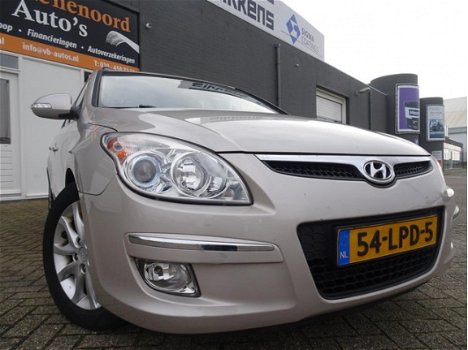 Hyundai i30 CW - 1.6 CRDi Style van 3de eigenaar met trekhaak en airco en half leer en xenon - 1