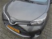 Toyota Yaris - 1.0 VVT-i Now 1ste eigenaar, Airco & Trekhaak - 1 - Thumbnail