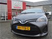 Toyota Yaris - 1.0 VVT-i Now 1ste eigenaar, Airco & Trekhaak - 1 - Thumbnail