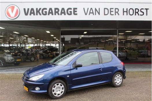 Peugeot 206 - 1.4 Forever nieuwe A.P.K. bij aflevering airco, elektrische ramen, trekhaak - 1