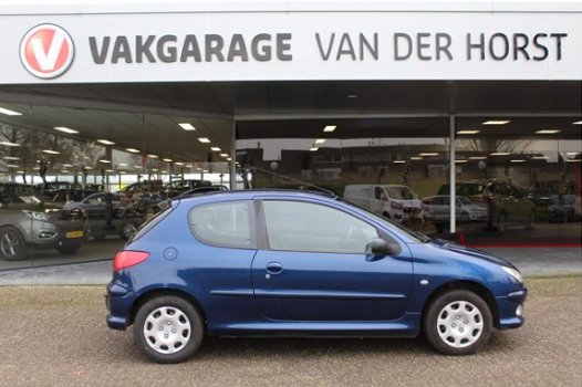 Peugeot 206 - 1.4 Forever nieuwe A.P.K. bij aflevering airco, elektrische ramen, trekhaak - 1