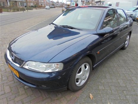 Opel Vectra - 1.6 I 16V Sedan/Business/Trekhaak/Airco/ECC - 1