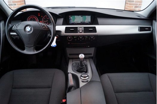 BMW 5-serie Touring - 523i Business Line Climate, Cruise, Navi, Trekhaak - 1