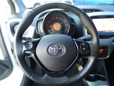 Toyota Aygo - 1.0 69pk 5D X-cutive NAVIGATIE / CLIMA / LMV - 1