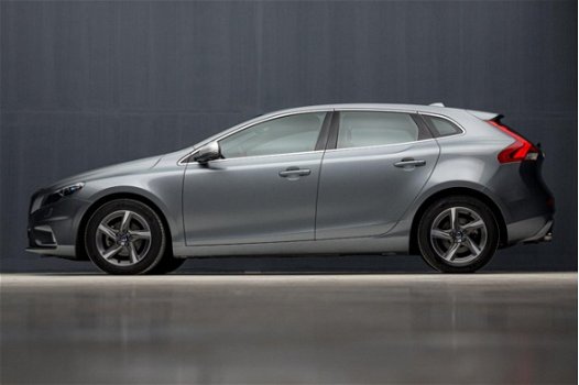 Volvo V40 - 2.0 D2 R-Design Sport Sport (NAVIGATIE, XENON, ALCANTARA, ZWART HEMEL, STOELVERW, DIGITA - 1