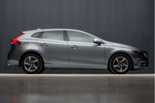 Volvo V40 - 2.0 D2 R-Design Sport Sport (NAVIGATIE, XENON, ALCANTARA, ZWART HEMEL, STOELVERW, DIGITA - 1