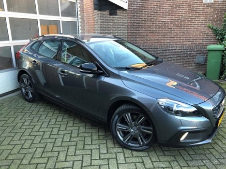 Volvo V40 Cross Country - 2.5 T5 AWD Momentum | Camera | Automaat | 255 pk | Navigatie | Cruise | - 1