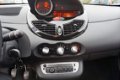 Renault Twingo - 1.2 16V Dynamique airco, cruise Rijklaarprijs incl. nw apk / beurt / 6 mnd bovag ga - 1 - Thumbnail