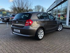 BMW 1-serie - 118i High Executive 5-DRS AUT Navi, Climate, PDC, Multif. Stuur, LM Velgen