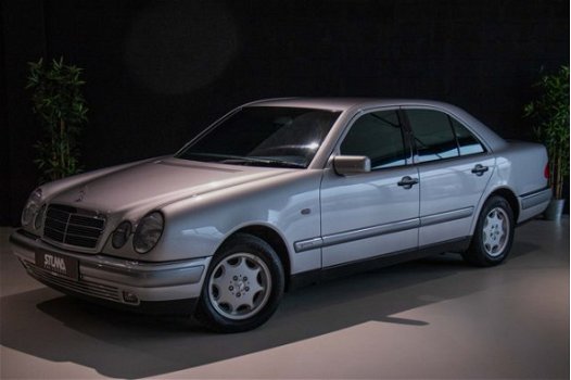 Mercedes-Benz E-klasse - 240 Elegance E240 | AUT | 69k km's | CAR-PASS | Youngtimer | Uniek | Garant - 1