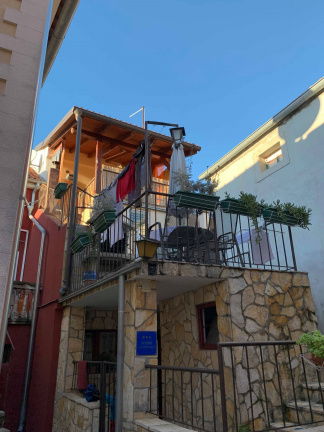 Huis met 3 kleine apartementen aan Adriatische kust in Kroatië - nr. 1
