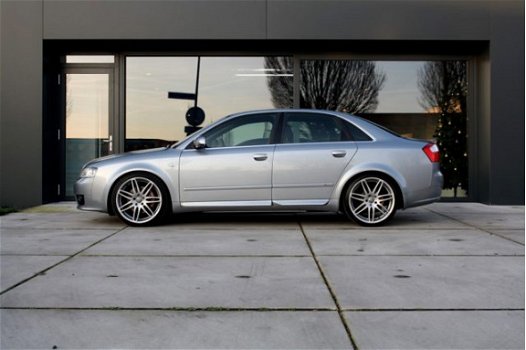 Audi A4 - 2.4 MT 2 x S-Line // Leder // Navi // 19