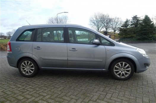 Opel Zafira - 2.2 Temptation navigatie - lm. velgen - lage km stand - trekhaak - parkeersensoren v & - 1