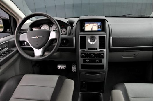 Chrysler Grand Voyager - 3.8i V6 SE AUTOMAAT / STOW 'N GO / LEDER / NAVI / 7 PERS - 1