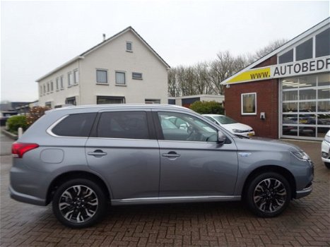 Mitsubishi Outlander - 2.0 PHEV Executive Edition Ex. BTW, Navi, Camera, 18''Lmv - 1