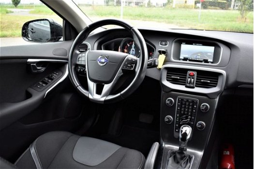 Volvo V40 - 2.0 D4 190 PK Automaat Momentum, Navigatie, Parkeerhulp, Digitale Cockpit - 1