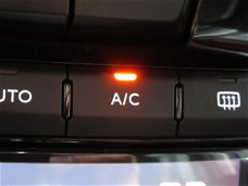 Peugeot 208 - 1.2 PureTech Active 82-pk | AUTOMAAT | CLIMA AIRCO | NAVI | PARKEERSENSOREN | BOVAG GA