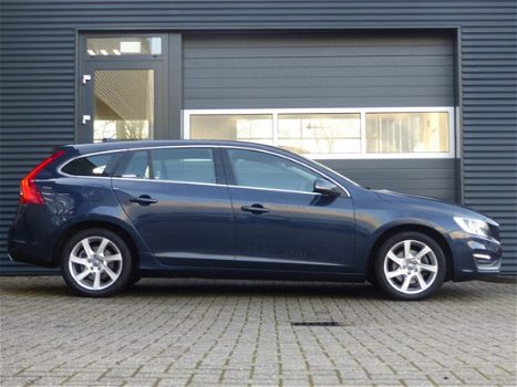 Volvo V60 - 2.0 D4 Momentum | Business Pack Connect | 17 inch | 1e eigenaar | Dealeronderhouden | - 1