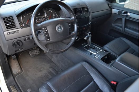 Volkswagen Touareg - 3.0 TDI 240pk R-line - Grijs Kenteken - 1