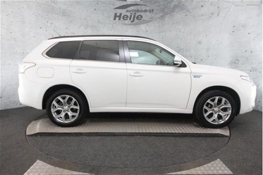 Mitsubishi Outlander - 2.0 PHEV Executive Edition | Navigatie | Climate Control | Achteruitrijcamera - 1