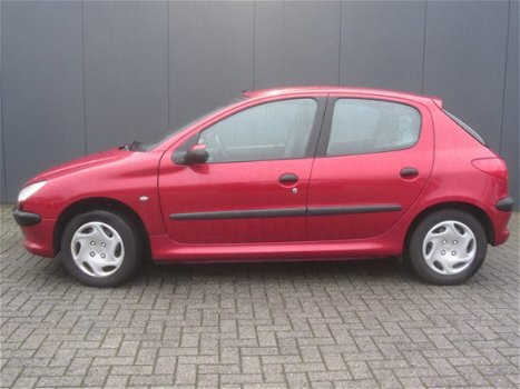 Peugeot 206 - 1.4 XT * AUTOMAAT * 5-deurs * Trekhaak * NAP-Pas * Vingerhoets; Vierde generatie Eerst - 1