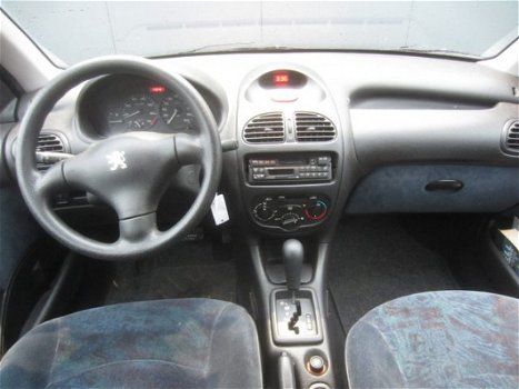 Peugeot 206 - 1.4 XT * AUTOMAAT * 5-deurs * Trekhaak * NAP-Pas * Vingerhoets; Vierde generatie Eerst - 1