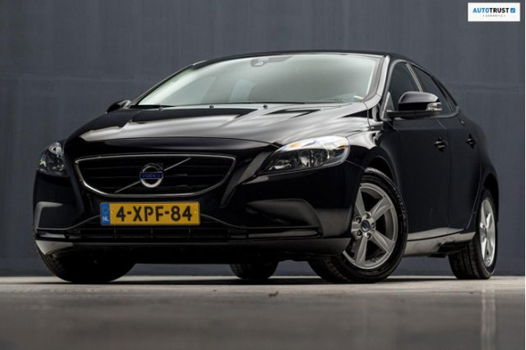 Volvo V40 - 1.6 D2 Momentum Sport (NAVIGATIE, DIGITAL COCKPIT, TELEFOON, SPORTSTOELEN, PARKEERSENS, - 1