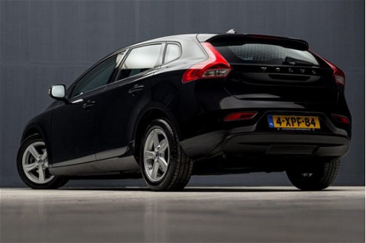 Volvo V40 - 1.6 D2 Momentum Sport (NAVIGATIE, DIGITAL COCKPIT, TELEFOON, SPORTSTOELEN, PARKEERSENS, - 1