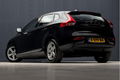 Volvo V40 - 1.6 D2 Momentum Sport (NAVIGATIE, DIGITAL COCKPIT, TELEFOON, SPORTSTOELEN, PARKEERSENS, - 1 - Thumbnail