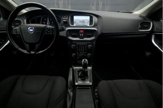 Volvo V40 - 1.6 D2 Momentum Sport (NAVIGATIE, DIGITAL COCKPIT, TELEFOON, SPORTSTOELEN, PARKEERSENS, - 1