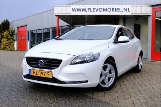 Volvo V40 - 2.0 D2 Momentum Business Navi/Leder/LMV/PDC - 1