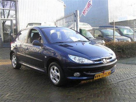 Peugeot 206 - 1.4-16V Gentry 5 drs airco sturbekr nieuwe apk - 1