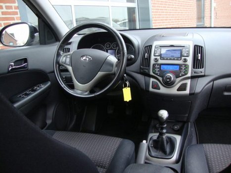 Hyundai i30 - 1.6i Dynamic Business (trekhaak, Parkeersensoren) - 1