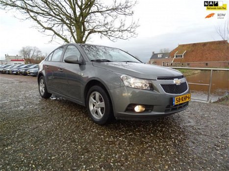 Chevrolet Cruze - 1.8 LS Slechts 49.000 Km + Airco Nu € 6.975, - 1