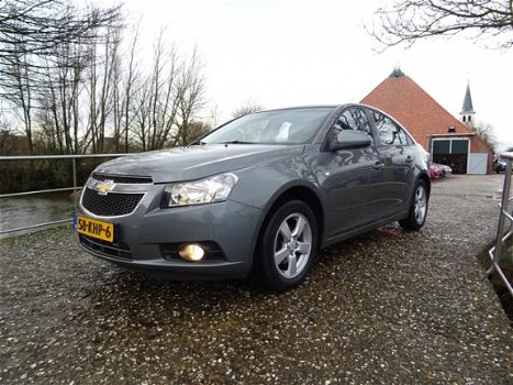 Chevrolet Cruze - 1.8 LS Slechts 49.000 Km + Airco Nu € 6.975, - 1