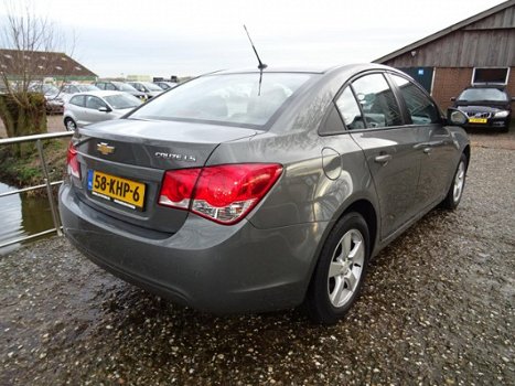 Chevrolet Cruze - 1.8 LS Slechts 49.000 Km + Airco Nu € 6.975, - 1