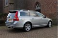 Volvo V70 - 2.4 D5 (205PK) AWD Geartr. AUT Summum LEER/SCHUIFDAK/STANDK./BI-XENON/NAVI/CLIMA/CRUISE/ - 1 - Thumbnail