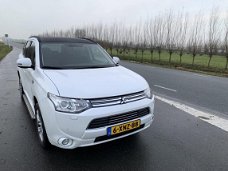 Mitsubishi Outlander - 2.0 PHEV Executive Edition zwart dak, side bars compleet excl BTW