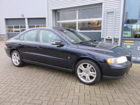 Volvo S60 - 2.4 Drivers Edition - NL AUTO - 182PK - NAVI - LEER - PDC - TREKHAAK - XENON - STOELVERW - 1