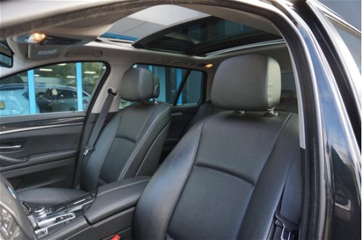 BMW 5-serie Touring - 520i High Executive Leer / automaat / panoramadak / navigatie / - 1